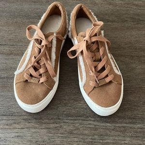 Size 6 Ugg sneakers